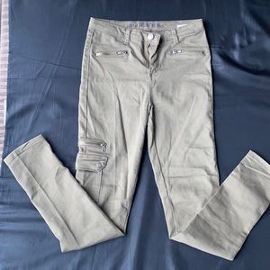 Blue notes green skinny pants